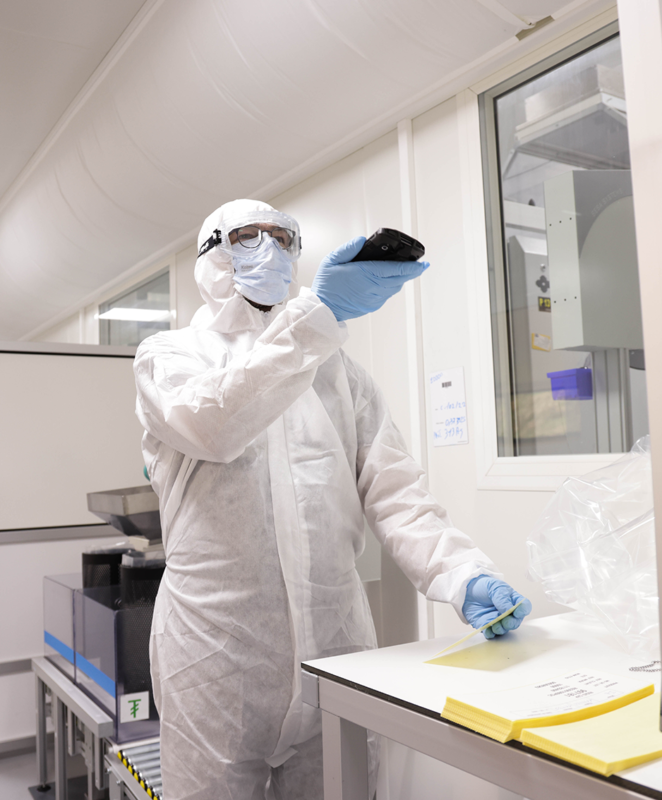Salarier qui effectue des tests dans salle blanche Mora Group